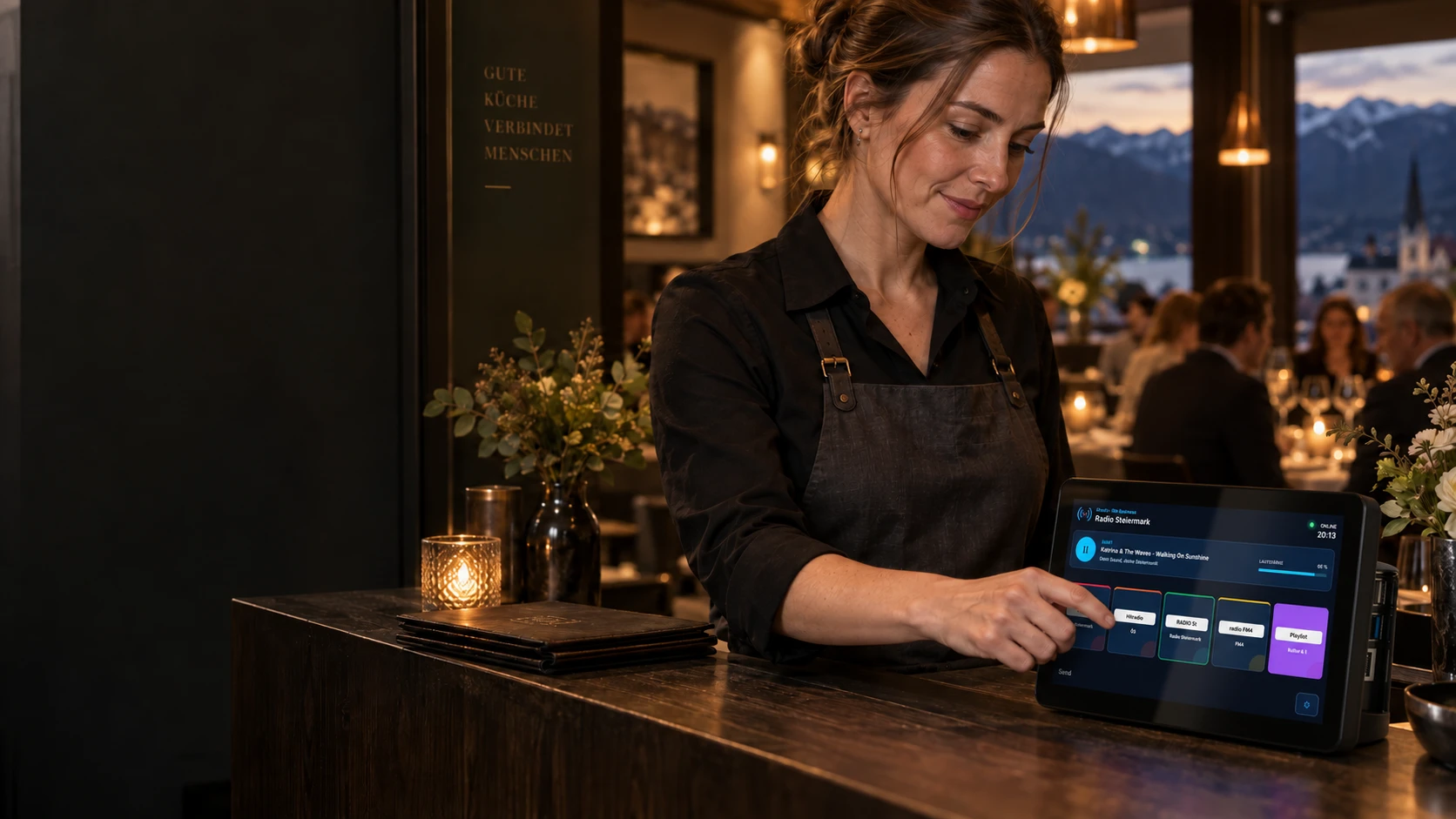KI-generierte Szene: Eine Restaurantmanagerin bedient ein kompaktes iRadio am Empfang.